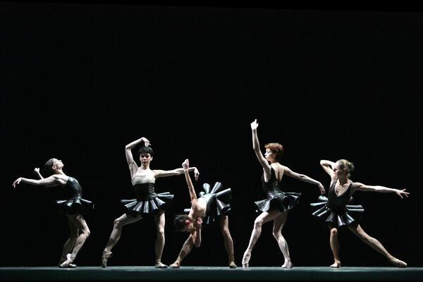 Сцена из балета Cinque в рамках танцевального проекта Reflections (Отражения) в Большом театре