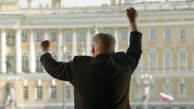 Президент РФ Борис Ельцин выступает на концерте-митинге на Дворцовой площади. 1996 год