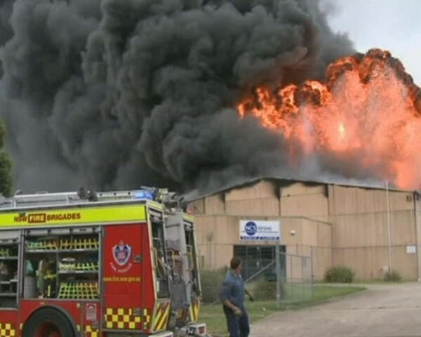 Склады с химикатами взорвались из-за пожара на фабрике возле Сиднея