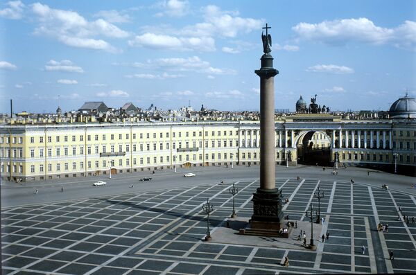 В центре Дворцовой площади Санкт-Петербурга