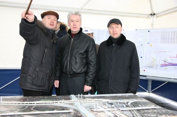 Мэр Москвы Сергей Собянин (в центре) проинспектировал строительство развязки МКАД. Архив