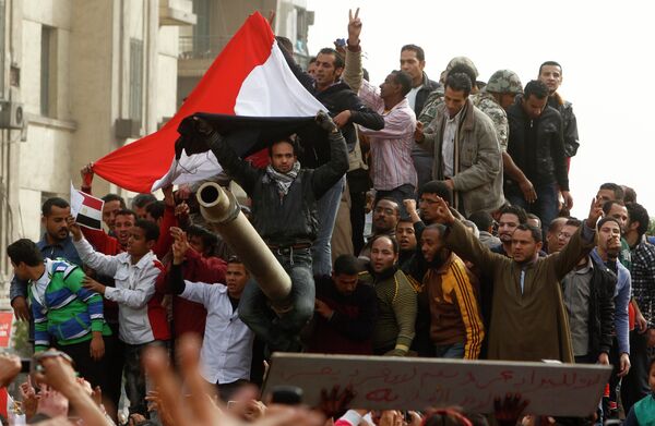 Демонстранты на площади Тахрир в центре Каира