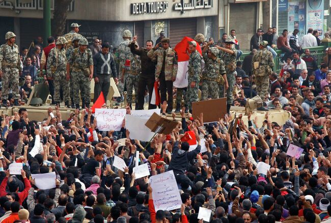 Митингующие на площади Тахрир в центре Каира