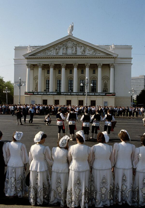 Фольклорный праздник у Татарского академического государственного театра оперы и балета имени Мусы Джалиля.