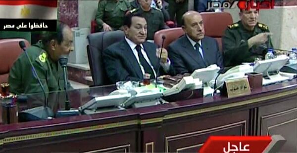 Президент Египта Хосни Мубарак (второй слева) и вице-президент Египта Омар Сулейман (второй справа) во время совещания, показанного по египетскому телевидению