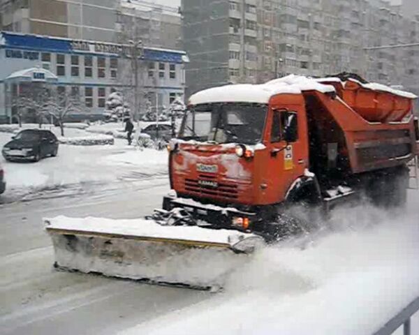 Улицы Краснодара высвобождают из снежного плен