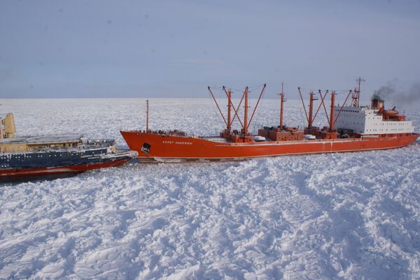 В 5 млн долларов обошлось спасение судов, застрявших в Охотском море