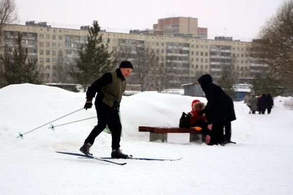 Жители Петербурга отдыхают зимой в спасенном от застройки сквере 