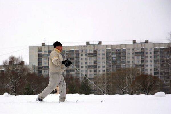 Жители Петербурга отдыхают зимой в спасенном от застройки сквере 