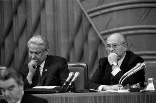 Председатель Верховного Совета РСФСР Борис Ельцин и Президент СССР Михаил Горбачев в президиуме съезда