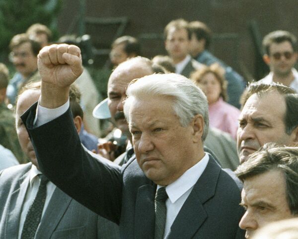 В музее школы, где учился Ельцин, хранится журнал с его оценками