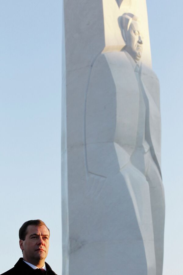 Президент России Дмитрий Медведев присутствует на церемонии открытия памятника первому президенту России Борису Ельцину в Екатеринбурге