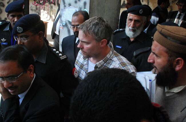 Сотрудник консульства США, подозреваемый в убийстве, у здания суда в Лахоре