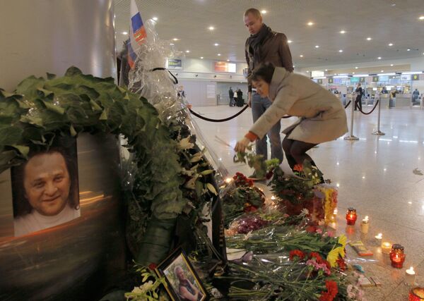 Возложение цветов на месте теракта в аэропорту Домодедово