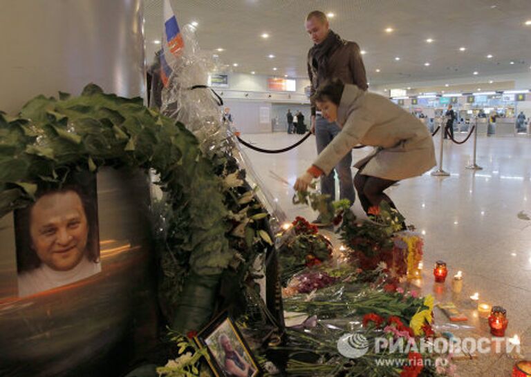 Возложение цветов на месте теракта в аэропорту Домодедово