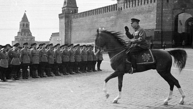 Клим Ворошилов принимает парад