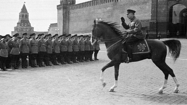 Клим Ворошилов принимает парад 