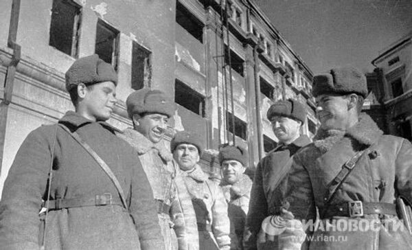 Советские солдаты и офицеры, захватившие штаб Паулюса. Сталинградская битва.