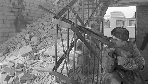 Боец стреляет из ручного пулемета на лестничной клетке разрушенного дома. Битва за Сталинград