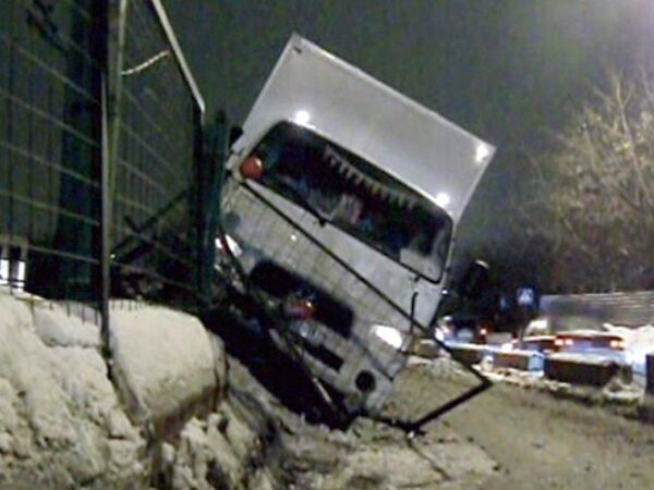 На юге Москвы грузовой Хендай влетел в бетонный забор