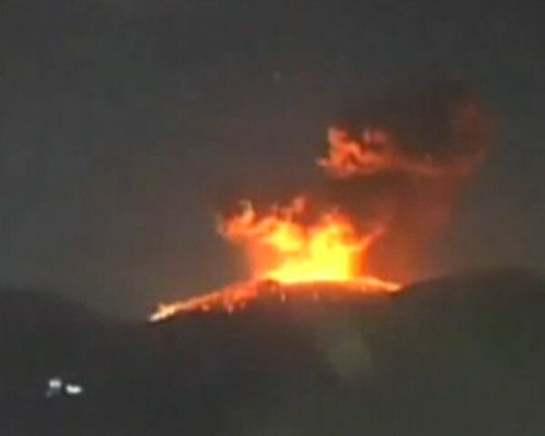 Столб пепла от извержения вулкана в Японии поднялся на несколько километров