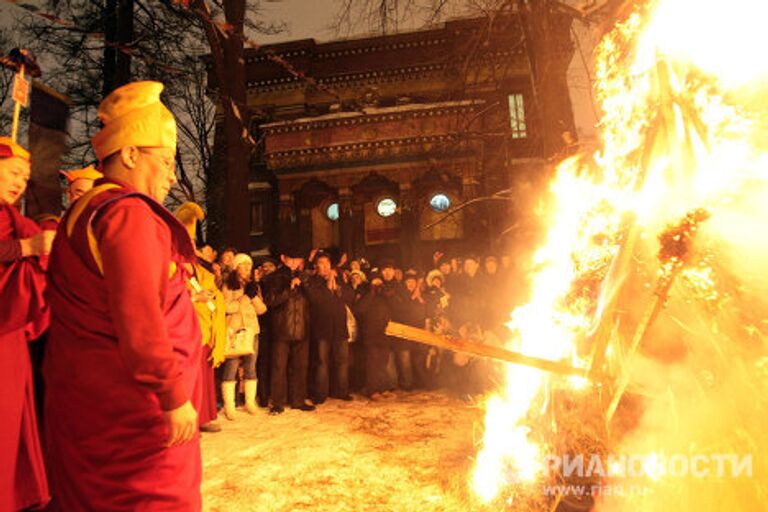 Буддисты отмечают праздник Дугжууба - особый обряд очищения в канун нового года