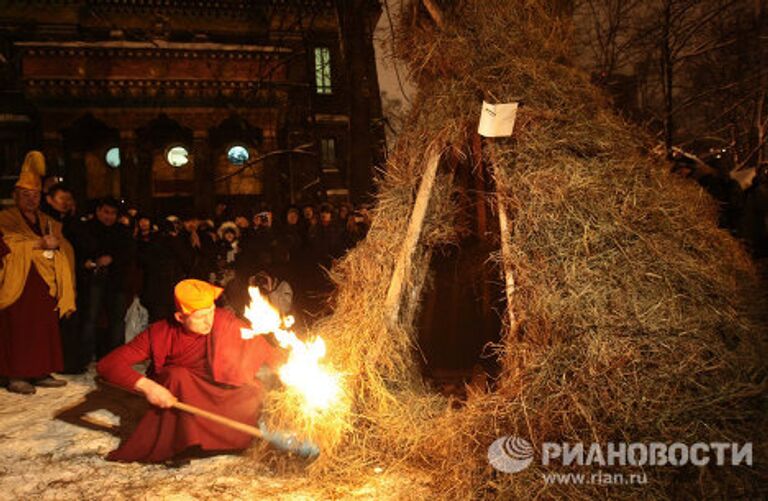 Буддисты отмечают праздник Дугжууба - особый обряд очищения в канун нового года