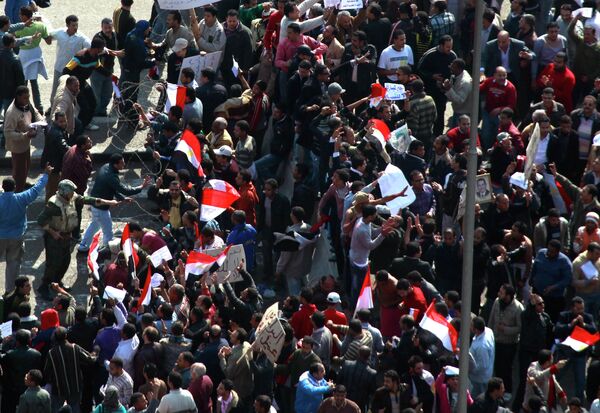 Солдаты египетской армии сдерживают сторонников Хосни Мубарака в Каире