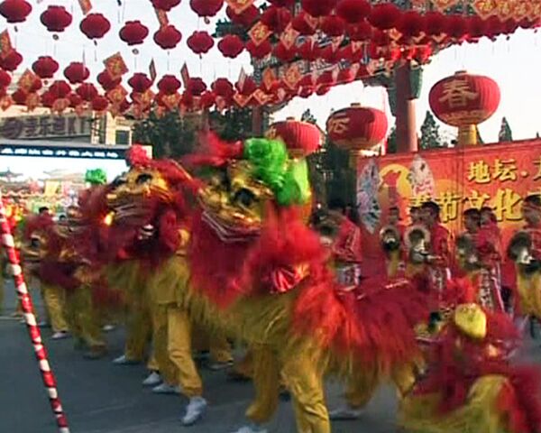 Десятки драконов танцуют на улицах Китая в Новый год 