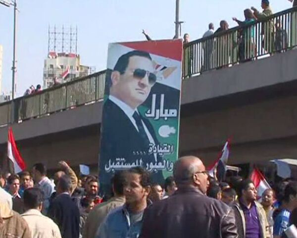 Сторонники Мубарака и оппозиционеры закидали друг друга камнями в Каире