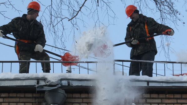Очистка крыш от снега и льда в Москве. Архив