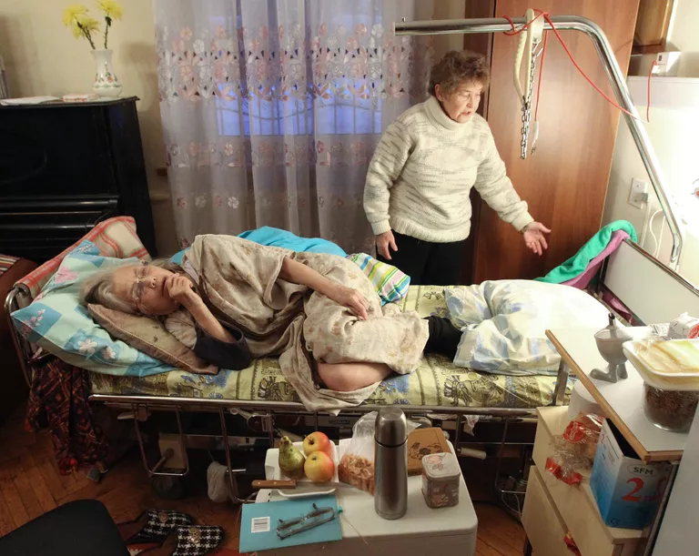 Пациентку Первого московского хосписа навещает родственница Пациентку Первого московского хосписа навещает родственница