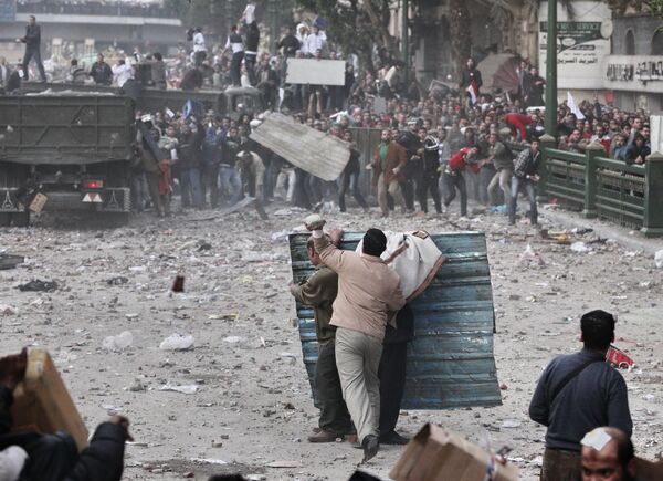 Три демонстранта-оппозиционера застрелены неизвестными в центре Каира