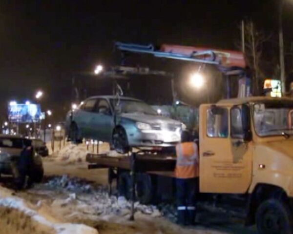 Машины, мешающие уборке снега в Москве, двигают эвакуаторами