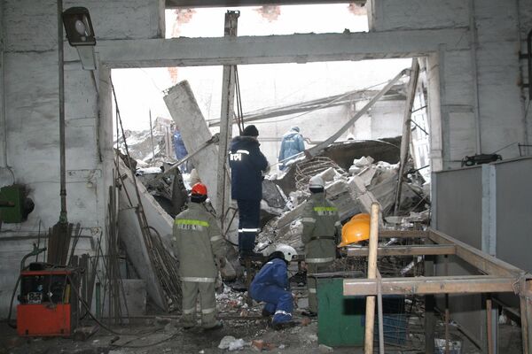 Обрушение крыши цеха стройкомпании в Новосибирске