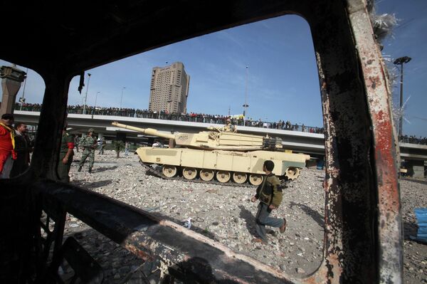 Военная техника на улице Каира во время столкновений сторонников и противников Хосни Мубарака 
