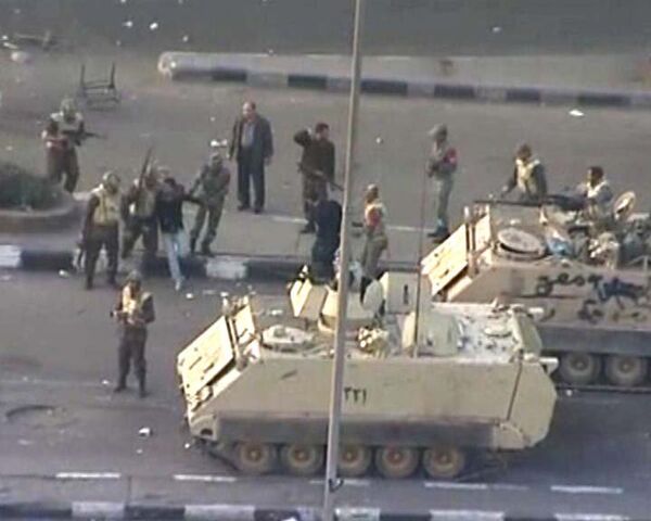 Военные вмешались в беспорядки противников и сторонников Мубарака