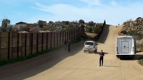 Стена на границе с Мексикой не спасает США от нелегальных мигрантов