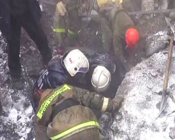 Спасатели ищут одного человека под завалами рухнувшей крыши цеха