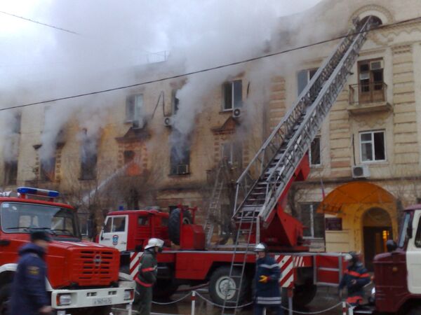 Пожар в здании сатрой постройки в Волгограде