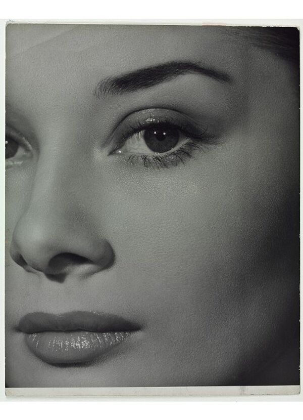 Ангус МакБин. Одри Хепберн,1951. Работа предствлена на фотовыставке ХХ век. Великие мгновения в гламуре