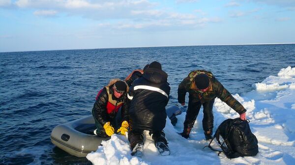 Спасатели проводят операцию по спасению людей с льдины