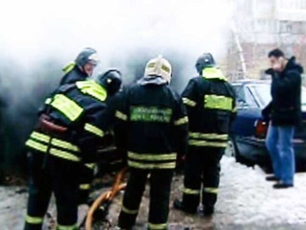На юге Москвы в гараже-ракушке сгорел автомобиль