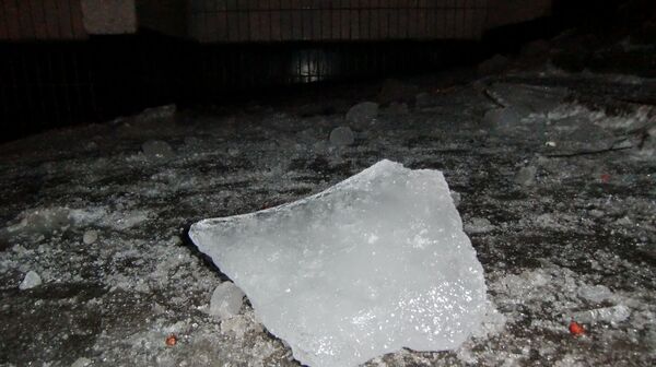 Глыбы льда на Липецкой улице
