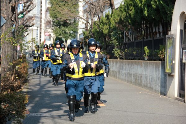 Усиленные наряды полиции в районе посольства РФ в Токио