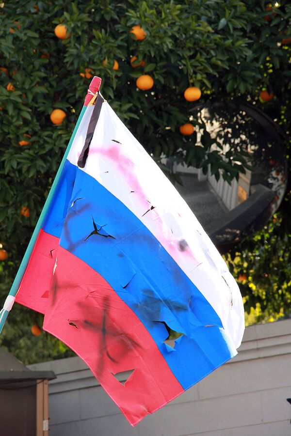 Оскверненный японскими радикалами в день северных территорий российский флаг. Архив