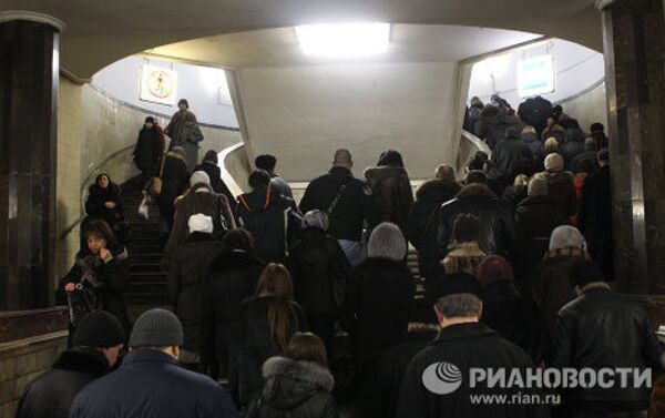 Пассажиры поднимаются по лестнице для выхода в город через вестибюль Сокольнической линии