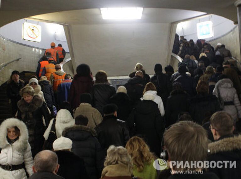 Пассажиры поднимаются по лестнице для выхода в город через вестибюль Сокольнической линии