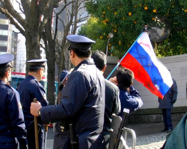 Японские радикалы осквернили российский флаг в центре Токио