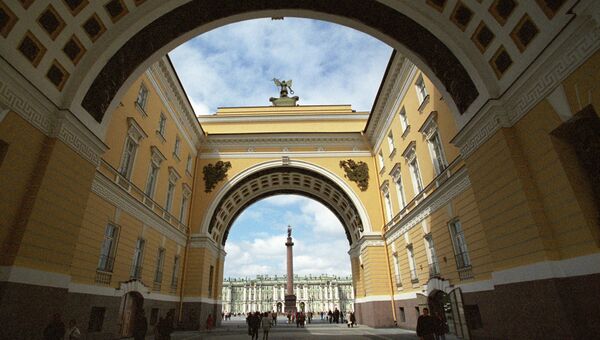 Вид на Эрмитаж и Александровскую колонну через арку Главного штаба